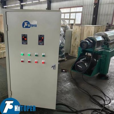 Centrífuga Decantadora Industrial com alimentador espiral e tambor girando em velocidades diferentes para processo de decantação centrífuga
